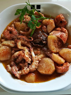 Una foto de Estofado de pulpo y langostinos en olla a presión