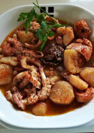 Foto principal de Estofado de pulpo y langostinos en olla a presión