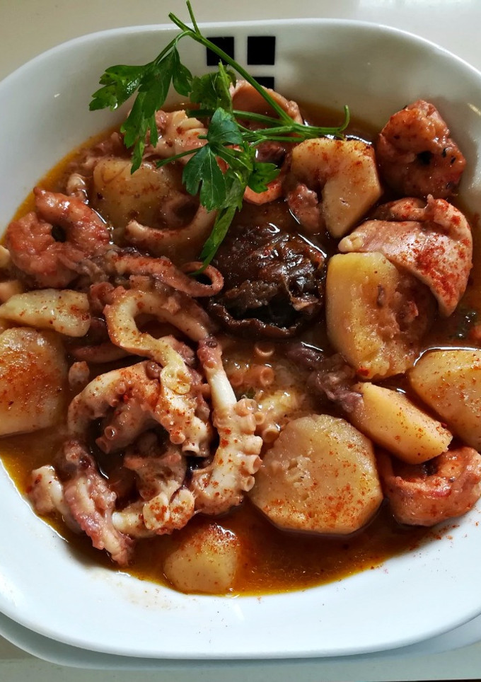 Una foto de Estofado de pulpo y langostinos en olla a presión