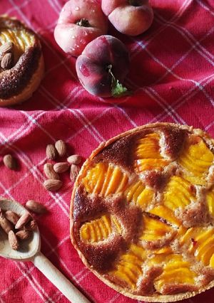 Une photo de La tarte pêches amandine