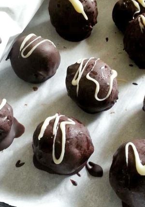 A picture of Chocolate covered cheesecake truffles.