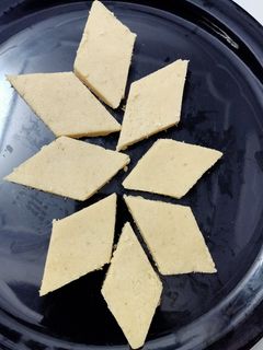 કાજુ કતરી (Kaju Katari Recipe In Gujarati) રેસીપી મુખ્ય ફોટો