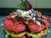 Una foto de crema de fresas y chocolate blanco