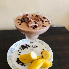 A picture of Banana Nutella milkshake with topping choco brownie.