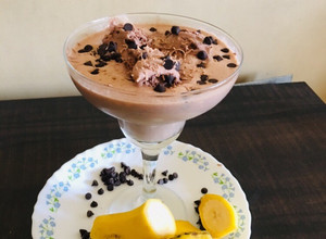 A picture of Banana Nutella milkshake with topping choco brownie.