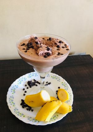 A picture of Banana Nutella milkshake with topping choco brownie.