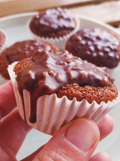 Una foto de Magdalenas de anís con ganache crujiente de chocolate