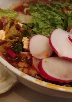 Una foto de Pozole rojo