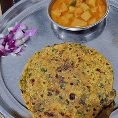 A picture of Methi na Thepla dhebra.
