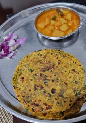 A picture of Methi na Thepla dhebra.