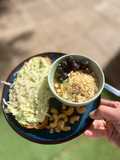 Desayuno completo con tosta de aguacate y queso crema