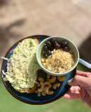 Desayuno completo con tosta de aguacate y queso crema