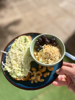 Una foto de Desayuno completo con tosta de aguacate y queso crema