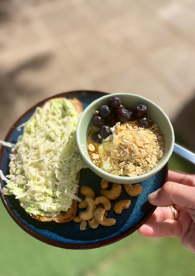 Foto principal de Desayuno completo con tosta de aguacate y queso crema
