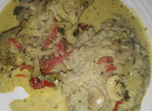 Una foto de Pollo al wok o disco con champiñones