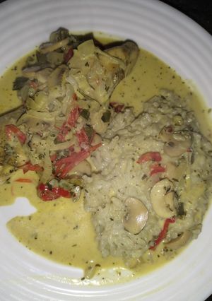 Una foto de Pollo al wok o disco con champiñones