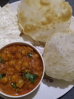 છોલે ભટુરે(Chhole Bhutre Recipe in Gujarati) રેસીપી મુખ્ય ફોટો