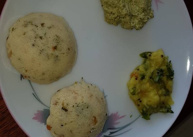 Rawa idli, potato palya & coconut chutney