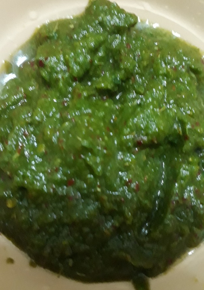 பச்சையாக அரைத்த கருவேப்பிலை கொத்தமல்லி சட்னி செய்முறை முக்கிய புகைப்படம்
