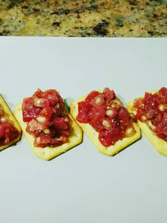 Una foto de Bocaditos de tartar de atún con granadas