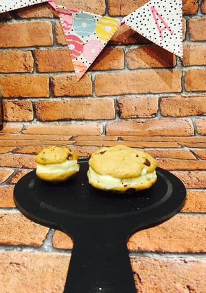 A picture of Chocolate chip Ice-cream sandwich cookies.
