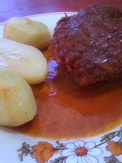 Una foto de Albóndigas de res en salsa de tomates y papas fondant