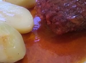 Una foto de Albóndigas de res en salsa de tomates y papas fondant