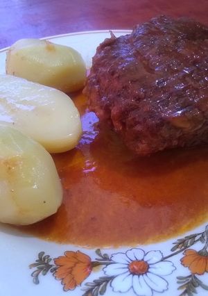 Una foto de Albóndigas de res en salsa de tomates y papas fondant