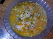 Una foto de sopa de pollo con choclo