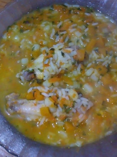 Una foto de Deliciosa sopa de arroz con pollo