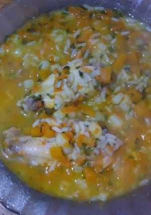 Una foto de Deliciosa sopa de arroz con pollo