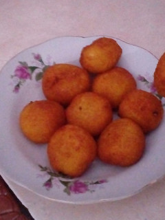 A picture of Grated Cassava Ball with Palm Sugar (Jemblem).
