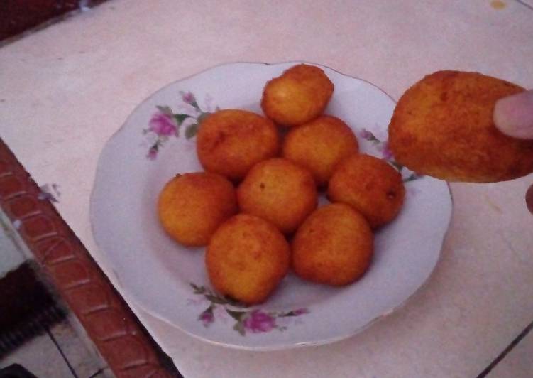 Easiest Way to Prepare Any-night-of-the-week Grated Cassava Ball with Palm Sugar (Jemblem)