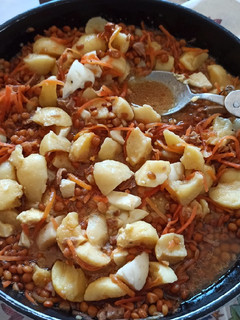 Una foto de Ensalada de lentejas con patatas, atún, zanahoria y huevo