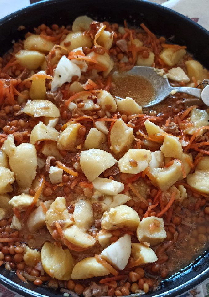 Una foto de Ensalada de lentejas con patatas, atún, zanahoria y huevo