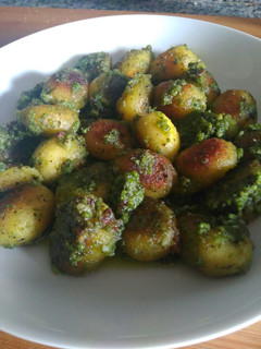 Una foto de Gnocchi rellenos al pesto