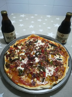 Una foto de Pizza de verduras con jamón