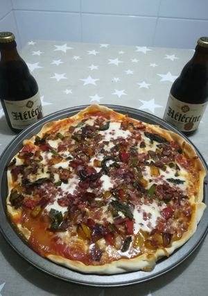 Una foto de Pizza de verduras con jamón