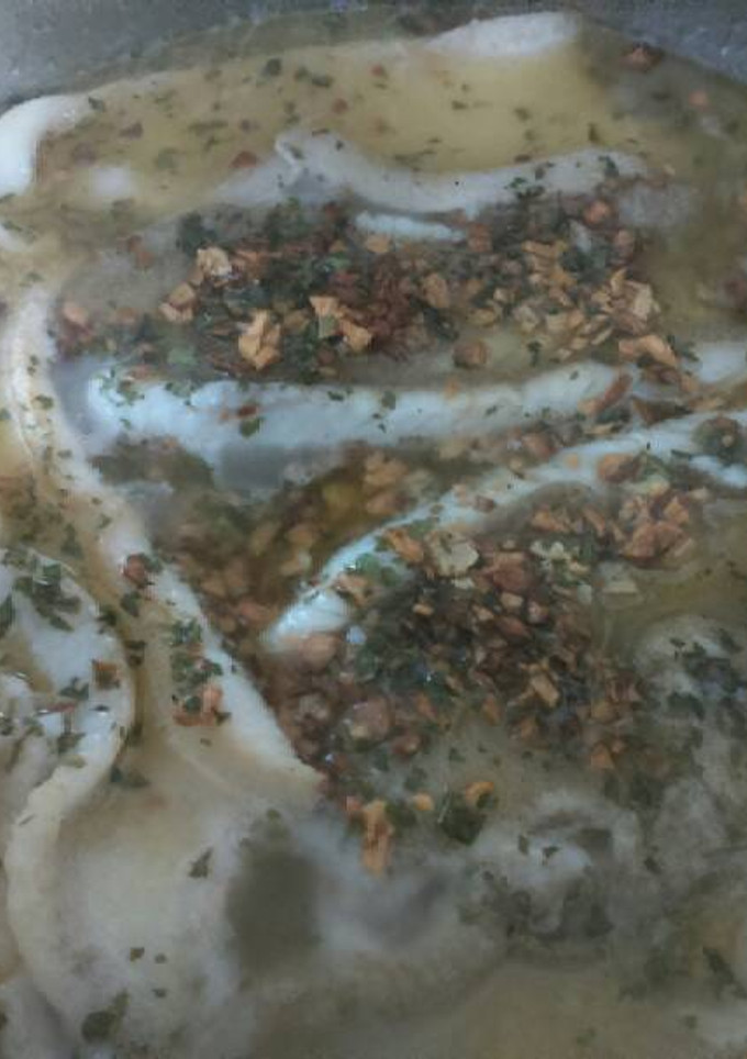 Una foto de Gallo al vino blanco