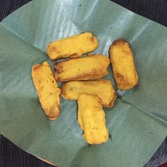 A picture of Pazham pori (banana fritters).