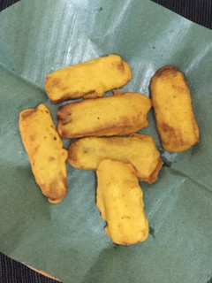 A picture of Pazham pori (banana fritters).