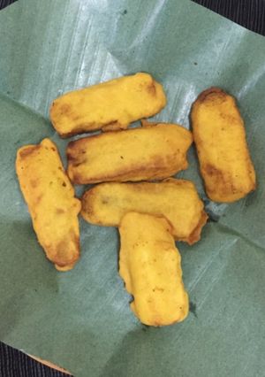 A picture of Pazham pori (banana fritters).