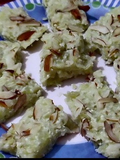 लौकी की बर्फी (lauki ki barfi recipe in Hindi) रेसिपी मुख्य फोटो