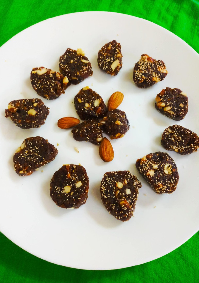 A picture of Dates Roll.