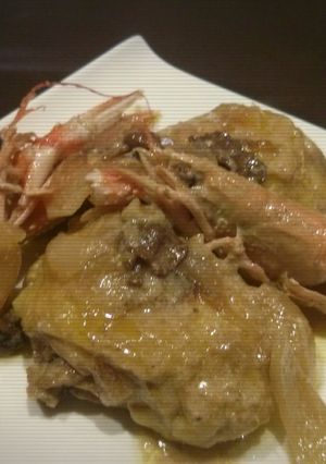Una foto de Cazuela de pollo con cigalas al cava