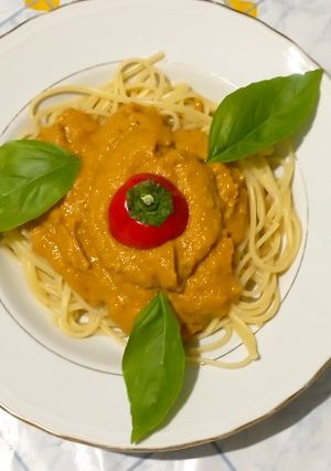 Foto di Linguine ad effetto birra con zucca peperoni ed acciughe