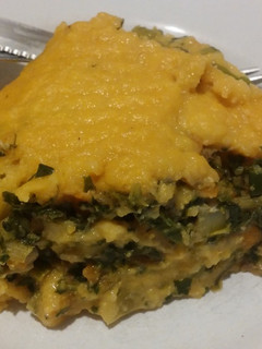 Una foto de Pastel de Polenta relleno de verduras y pescado