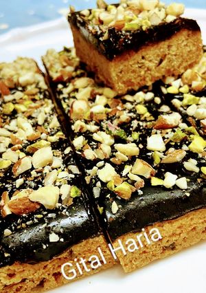 ड्रायफ्रूट चॉकलेट बिस्कीट केक (dry fruit chocolate biscuit cake recipe in marathi) रेसिपी चे मुख्य फोटो 