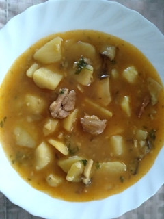 Una foto de Patatas con boletus y carne de magro
