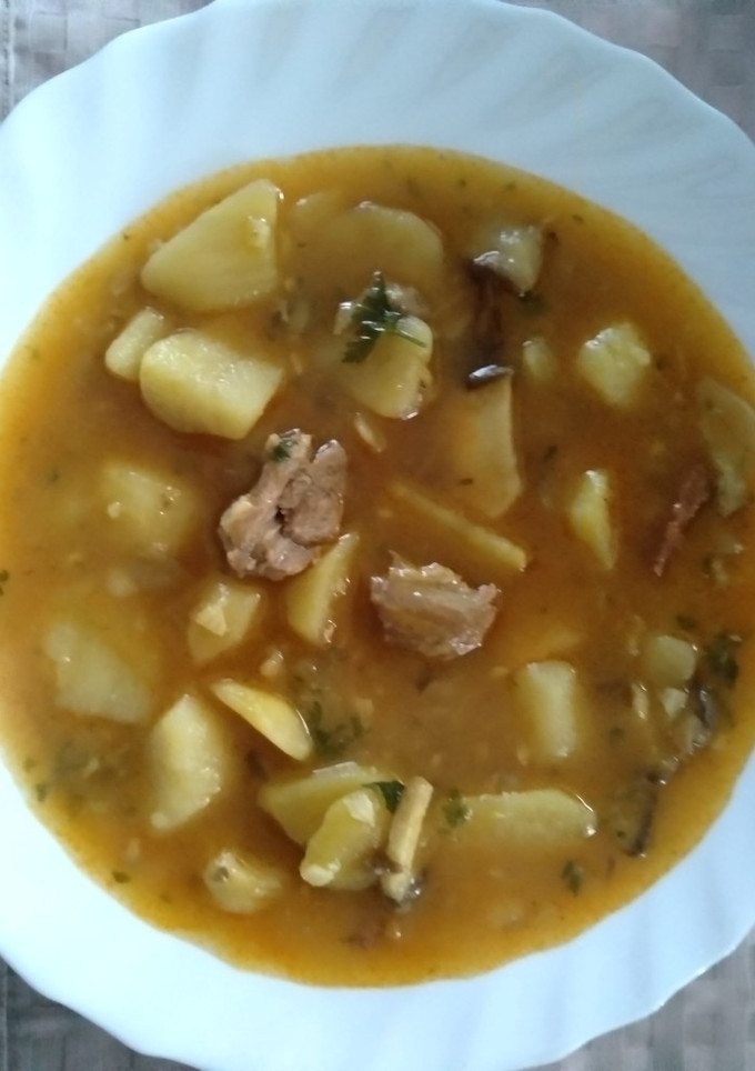 Una foto de Patatas con boletus y carne de magro